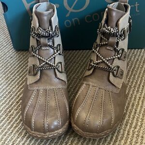 NEW Boc by born duck boots taupe 6